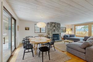 a living room with a table and chairs and a couch at The Prospect House in Bethlehem