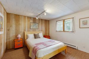 a bedroom with a large bed and a window at The Prospect House in Bethlehem