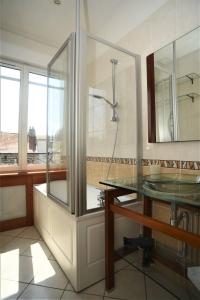 een badkamer met een glazen douche en een wastafel bij Les Pieds dans l'eau appartement vue mer in Dieppe