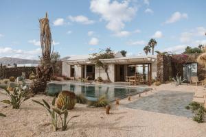 een huis met een zwembad in de woestijn bij Ultima in Tías