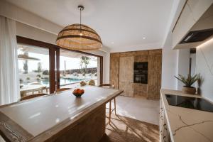 een keuken met een tafel en een groot raam bij Ultima in Tías