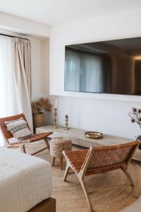 een woonkamer met een tafel en een bank bij Ultima in Tías +25 foto's