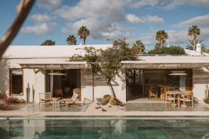 een huis met een zwembad naast een huis bij Ultima in Tías