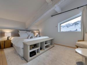 biała sypialnia z dużym łóżkiem i oknem w obiekcie Appartement de luxe à Tignes avec jacuzzi et parking, pour 12 pers. - FR-1-641-117 w mieście Tignes