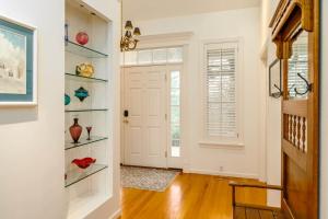 Peaceful Blufftop Home Over the Missouri في New Haven: ممر ذو باب أبيض ورفوف زجاجية