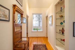 Peaceful Blufftop Home Over the Missouri في New Haven: ممر به درج ونافذة