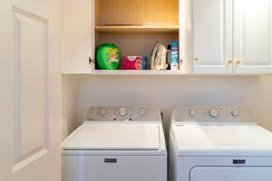 Peaceful Blufftop Home Over the Missouri في New Haven: غرفة غسيل مع غسالة ومجفف