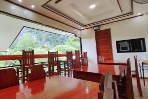 Una televisión o centro de entretenimiento en Summer Wind Pension House El Nido