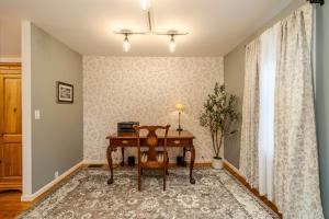 Peaceful Blufftop Home Over the Missouri في New Haven: مكتب منزلية مع مكتب وطاولة +30 صورة