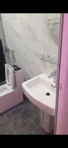 Ένα μπάνιο στο Port View Luxury Apartment Escacle Ziguinchor