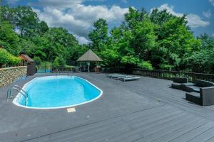 una grande piscina su una terrazza in legno con gazebo di Banner Crest a Banner Elk