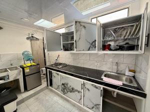 a dirty kitchen with a sink and a counter at Apartamento nuevo en La Patria in Armenia