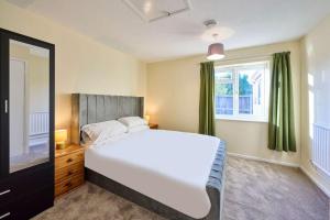 une chambre avec un grand lit blanc et une fenêtre dans l'établissement Host & Stay - WillowStay, à Martham