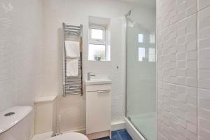 une salle de bains avec toilettes, lavabo et douche dans l'établissement Host & Stay - WillowStay, à Martham 10 autres photos