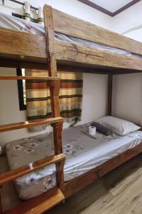 Una cama o camas en una habitación de Summer Wind Pension House El Nido