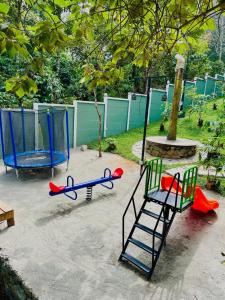 un parco giochi con uno scivolo e un'altalena di Hayashi Resort a Meppādi Altre 54 foto