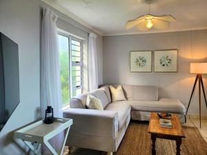 Χώρος καθιστικού στο Silvertree Collective Ocean and Mountain View