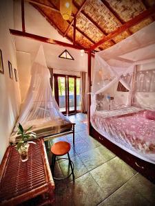 Ένα ή περισσότερα κρεβάτια σε δωμάτιο στο Sumatra Orangutan Discovery Villa