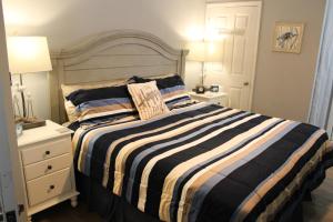 Giường trong phòng chung tại The Suite at 125 Royal Postes Rd