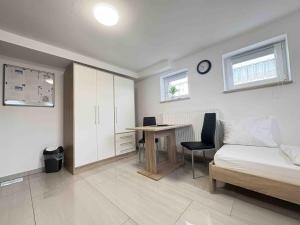 a bedroom with a bed and a desk and a table at STB116 smarte Monteurwohnung in Steinberg