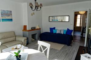 een woonkamer met een bed en een bank bij Les Cerfs Volants 2 à 4 pers in Dieppe