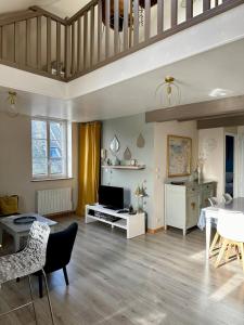 een woonkamer met een tafel en een eetkamer bij Le Champlain Duplex Port de plaisance in Dieppe