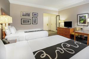 Кровать или кровати в номере La Quinta by Wyndham Houston West Park 10