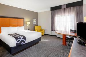 Кровать или кровати в номере La Quinta by Wyndham Houston West Park 10