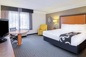 Кровать или кровати в номере La Quinta by Wyndham Houston West Park 10 +16 фотографий