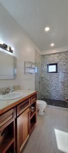 Ένα μπάνιο στο Lickety Split-Oceanview with Rooftop Escape