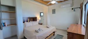 Ένα ή περισσότερα κρεβάτια σε δωμάτιο στο Lickety Split-Oceanview with Rooftop Escape