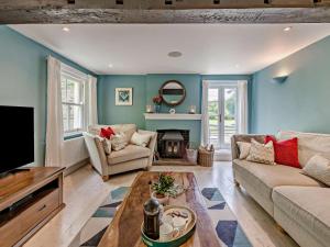 un salon avec un canapé et une table dans l'établissement 4 Bed in Winfrith Newburgh 86025, à Winfrith Newburgh