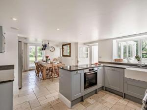 une cuisine avec des murs blancs et une table avec un comptoir dans l'établissement 4 Bed in Winfrith Newburgh 86025, à Winfrith Newburgh