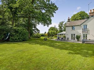 une maison avec une grande cour devant elle dans l'établissement 4 Bed in Winfrith Newburgh 86025, à Winfrith Newburgh