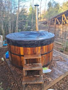 a wooden barrel with a blue cover on top at Cabaña con tinaja para 6 personas in San Clemente
