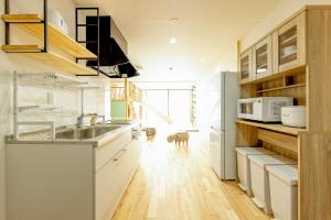 Kuchyň nebo kuchyňský kout v ubytování Goen Little hatchi 子供が喜ぶ隠れ家宿 + 27 fotografií