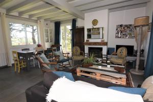 A seating area at Les Pins Maison Vue sur Mer Még 20 kép