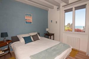 A bed or beds in a room at Les Pins Maison Vue sur Mer