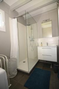 A bathroom at Les Pins Maison Vue sur Mer