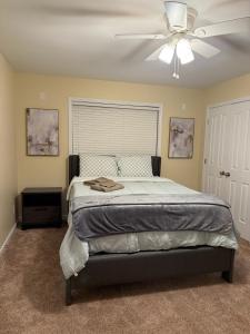 En eller flere senge i et værelse på Marion Getaway + 15 billeder