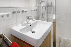 un bagno con un lavandino bianco e una doccia di Jogis Ferienwohnungen a Friburgo in Brisgovia Altre 51 foto