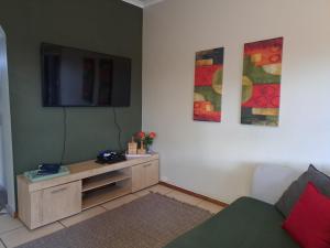 TV a/nebo společenská místnost v ubytování Family-Friendly House in George