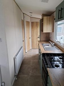 Køkken eller tekøkken på Seaside Escape at Nab Tower Lane + 2 billeder