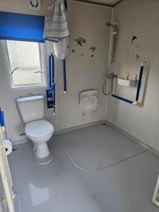 Et badeværelse på Seaside Escape at Nab Tower Lane