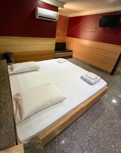 Ένα ή περισσότερα κρεβάτια σε δωμάτιο στο Hotel Serrano