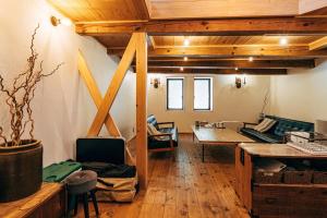 ein Wohnzimmer mit Sofa und Tisch in der Unterkunft Ooka Tsuji - tsuji-oooka - - Vacation STAY 01156v in Chikuma