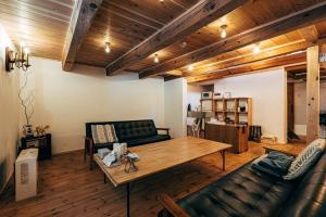 ein Wohnzimmer mit Sofa und Tisch in der Unterkunft Ooka Tsuji - tsuji-oooka - - Vacation STAY 01156v in Chikuma