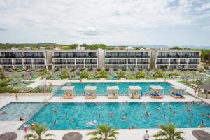 eine Aussicht über einen großen Pool in einem Resort in der Unterkunft Residence Del Mar Emotion in Pula