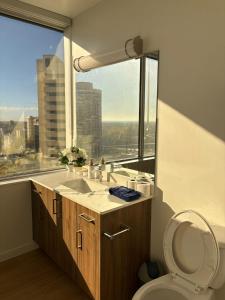 Φωτογραφία από το άλμπουμ του Luxury 1Beds and 2Beds in Downtown Edmonton close to Rogers στο Έντμοντον