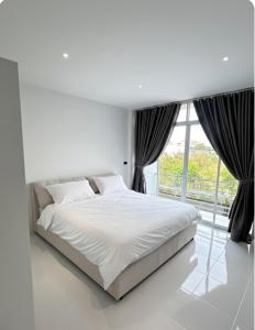 En eller flere senge i et værelse på Cozy Home Mukdahan